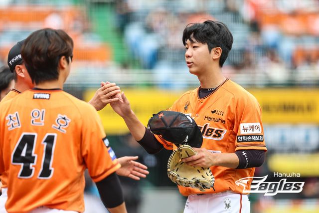 12일 대전 한화생명이글스파크에서 열린 2024 신한 SOL Bank KBO리그 키움 히어로즈와 한화 이글스의 경기, 한화 이글스가 8-3 승리를 거두고 42일 만에 위닝시리즈를 달성했다. 한화 선발 조동욱은 프로 데뷔전에서 퀄리티스타트로 호투하고 역대 11번째 고졸 신인 데뷔전 선발승을 기록했다. 10번째 선수가 황준서였다. 사진 한화 이글스