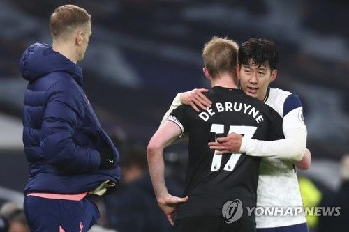 과르디올라 감독이 14일(한국시간) 토트넘 홋스퍼 원정 경기를 앞두고 가진 기자회견에서 토트넘이 이전과 달라졌다고 말하며 반드시 승리하겠다고 말했다.&nbsp; 맨시티는 오는 15일 오전 4시 잉글랜드 런던에 있는 토트넘 홋스퍼 스타디움에서 토트넘과 2023-2024시즌 프리미어리그 35라운드 순연 원정 경기를 치른다.&nbsp;두 팀의 경기 결과에 따라 이번 시즌 프리미어리그 우승, 그리고 다음 시즌 UEFA 챔피언스리그 진출팀 경쟁 향방이 가려지게 된다. 연합뉴스