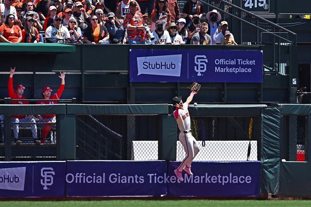 샌프란시스코 자이언츠 외야수 이정후가 13일 미국 캘리포니아주 샌프란시스코의 오라클파크에서 열린 2024 미국프로야구 메이저리그 신시내티 레즈와의 홈경기에 1번타자 겸 중견수로 선발 출전했다. 1회초 2사 만루에서 제이머 칸델라리오의 홈런성 타구를 잡기 위해 점프 캐치를 시도하다가 펜스에 충돌했고, 그대로 그라운드에 쓰러졌다. 병원 검진 결과 왼쪽 어깨 탈구 진단을 받으면서 14일 10일짜리 부상자 명단에 올랐다. AP 연합뉴스