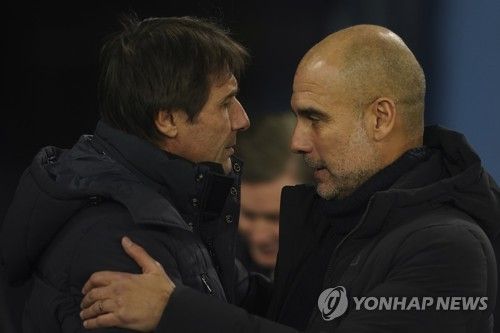 과르디올라 감독이 14일(한국시간) 토트넘 홋스퍼 원정 경기를 앞두고 가진 기자회견에서 토트넘이 이전과 달라졌다고 말하며 반드시 승리하겠다고 말했다.&nbsp; 맨시티는 오는 15일 오전 4시 잉글랜드 런던에 있는 토트넘 홋스퍼 스타디움에서 토트넘과 2023-2024시즌 프리미어리그 35라운드 순연 원정 경기를 치른다.&nbsp;두 팀의 경기 결과에 따라 이번 시즌 프리미어리그 우승, 그리고 다음 시즌 UEFA 챔피언스리그 진출팀 경쟁 향방이 가려지게 된다. 연합뉴스