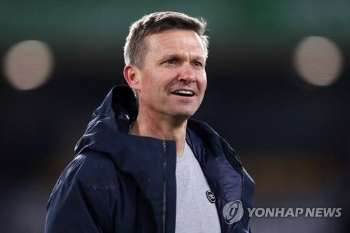 캐나다 축구협회가 14일(한국시간) 공식 사회관계망서비스(SNS)를 통해 제시 마치를 캐나다 축구 국가대표팀 감독으로 선임했다고 발표했다.&nbsp;대한축구협회와 협상을 벌이다 최근 결렬된 것으로 알려진 마치 감독은 곧바로 캐나다의 손을 잡고 월드컵 무대에 도전한다. 반면 한국은 지난 2월 위르겐 클린스만 감독 경질 이후 3달 넘게 새 감독 선임 작업이 이어지고 있다. 연합뉴스