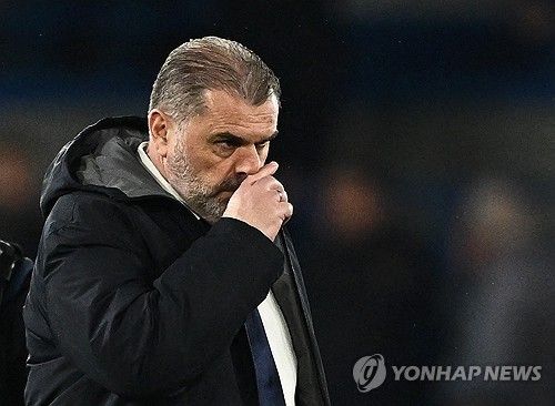 포스테코글루 감독이 14일(한국시간) 잉글랜드 런던에 있는 토트넘 훈련장 홋스퍼 웨이에서 진행된 경기 전 기자회견에서 토트넘이 지길 바란다는 토트넘 팬들의 반응을 듣고 황당해햐며 분노를 참지 못했다. 연합뉴스