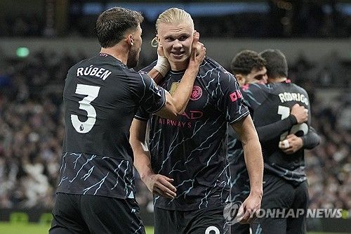 손흥민 소속팀인 잉글리시 프리미어리그 토트넘 홋스퍼가 15일 영국 런던 토트넘 홋스퍼 스타디움에서 열린 2023-2024 프리미어리그 맨체스터 시티와의 홈 경기에서 상대팀 공격수 엘링 홀란에 멀티골을 내주고 0-2로 패했다. 손흥민은 이날 후반 41분 절호의 찬스를 놓쳐 아쉬운 하루가 됐다. 토트넘은 다음 시즌 유럽축구연맹 챔피언스리그 티켓 확보에 실패했다. 맨시티는 프리미어리그 사상 첫 4연패에 바짝 다가섰다. 연합뉴스