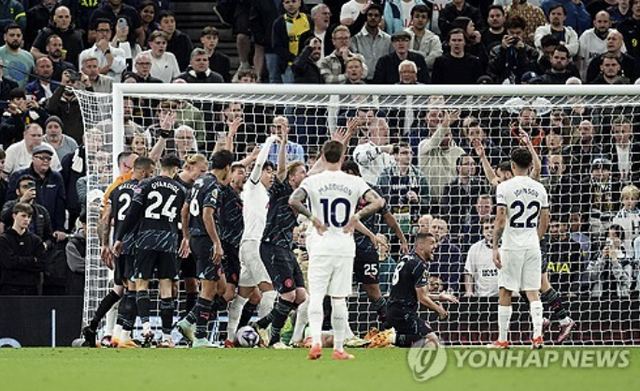 손흥민이 15일 영국 런던 토트넘 홋스퍼 경기장에서 열린 2023-2024 잉글리시 프리미어리그 맨시티와의 홈 경기에서 후반 41분 좋은 찬스를 놓친 뒤 아쉬워하고 있다. 이날 토트넘은 맨시티에 0-2로 완패하면서 이번 시즌 프리미어리그 5위를 확정지었다. 다음 시즌 유럽축구연맹(UEFA) 챔피언스리그 진출이 무산된 가운데 유로파리그에 나서게 됐다. 연합뉴스