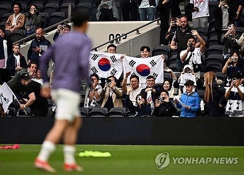 손흥민 소속팀인 잉글리시 프리미어리그 토트넘 홋스퍼가 15일 영국 런던 토트넘 홋스퍼 스타디움에서 열린 2023-2024 프리미어리그 맨체스터 시티와의 홈 경기에서 상대팀 공격수 엘링 홀란에 멀티골을 내주고 0-2로 패했다. 손흥민은 이날 후반 41분 절호의 찬스를 놓쳐 아쉬운 하루가 됐다. 토트넘은 다음 시즌 유럽축구연맹 챔피언스리그 티켓 확보에 실패했다. 맨시티는 프리미어리그 사상 첫 4연패에 바짝 다가섰다. 연합뉴스