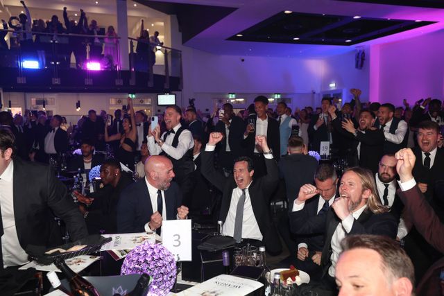 토트넘은 이날 잉글랜드 런던에 있는 토트넘 홋스퍼 스타디움에서 열린 맨시티와의 2023-2024시즌 프리미어리그 34라운드 순연 경기에서 엘링 홀란에게 연속 실점하며 0-2로 패했다.&nbsp;토트넘은 승리에 실패하며 5위(19승 6무 12패 승점·63)에 머물렀고 4위 애스턴 빌라(20승 8무 9패·승점 68) 추격이 실패했다.&nbsp;애스턴 빌라는 4위를 지켜내면서 다음 시즌 UEFA 챔피언스리그 진출을 확정 지었다. 빌라가 가장 최근 챔피언스리그에 진출한 건 지난 1982-1983시즌으로 41년 전이다. 애스턴 빌라