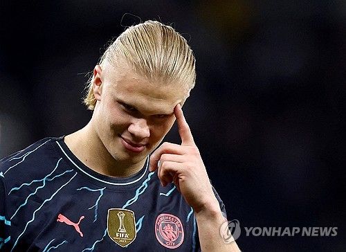 손흥민 소속팀인 잉글리시 프리미어리그 토트넘 홋스퍼가 15일 영국 런던 토트넘 홋스퍼 스타디움에서 열린 2023-2024 프리미어리그 맨체스터 시티와의 홈 경기에서 상대팀 공격수 엘링 홀란에 멀티골을 내주고 0-2로 패했다. 손흥민은 이날 후반 41분 절호의 찬스를 놓쳐 아쉬운 하루가 됐다. 토트넘은 다음 시즌 유럽축구연맹 챔피언스리그 티켓 확보에 실패했다. 맨시티는 프리미어리그 사상 첫 4연패에 바짝 다가섰다. 연합뉴스