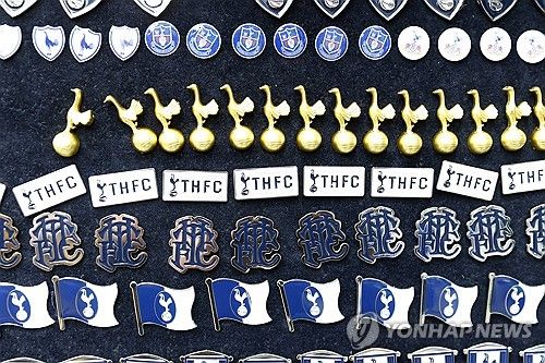 손흥민 소속팀인 잉글리시 프리미어리그 토트넘 홋스퍼가 15일 영국 런던 토트넘 홋스퍼 스타디움에서 열린 2023-2024 프리미어리그 맨체스터 시티와의 홈 경기에서 상대팀 공격수 엘링 홀란에 멀티골을 내주고 0-2로 패했다. 손흥민은 이날 후반 41분 절호의 찬스를 놓쳐 아쉬운 하루가 됐다. 토트넘은 다음 시즌 유럽축구연맹 챔피언스리그 티켓 확보에 실패했다. 맨시티는 프리미어리그 사상 첫 4연패에 바짝 다가섰다. 연합뉴스