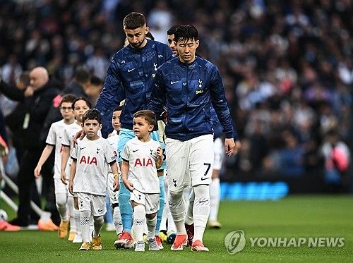 손흥민 소속팀인 잉글리시 프리미어리그 토트넘 홋스퍼가 15일 영국 런던 토트넘 홋스퍼 스타디움에서 열린 2023-2024 프리미어리그 맨체스터 시티와의 홈 경기에서 상대팀 공격수 엘링 홀란에 멀티골을 내주고 0-2로 패했다. 손흥민은 이날 후반 41분 절호의 찬스를 놓쳐 아쉬운 하루가 됐다. 토트넘은 다음 시즌 유럽축구연맹 챔피언스리그 티켓 확보에 실패했다. 맨시티는 프리미어리그 사상 첫 4연패에 바짝 다가섰다. 연합뉴스