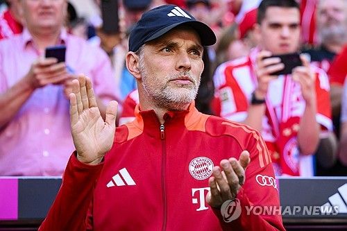 김민재 소속팀인 독일 최고 명문 바이에른 뮌헨이 후임 감독 작업에 연이어 실패하자 토마스 투헬 현 감독의 유임을 고려하는 것으로 알려졌다. 토마스 뮐러, 마누엘 노이어, 해리 케인, 에릭 다이어, 자말 무시알라 등 팀 내 슈퍼스타들이 투헬 연임을 지지하고 있다. 다만 이번 시즌 벤치로 밀린 김민재 입장에선 좋은 뉴스는 아니다. 투헬 감독은 그를 주전으로 쓰다가 후반기부터 김민재 대신 다이어를 활용했다. 지난 1일 레알 마드리드전 직후엔 김민재가 탐욕적인 수비를 했다며 직격탄을 날려 유럽 언론의 화제가 되기도 했다. 연합뉴스