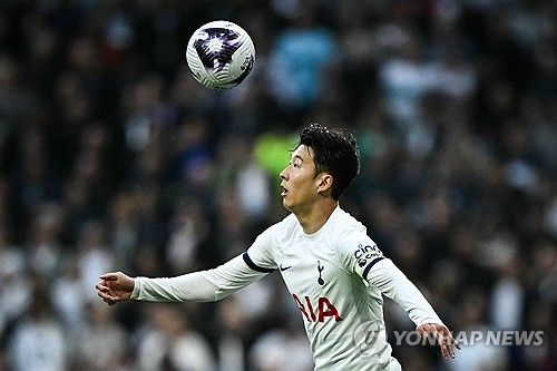 손흥민 소속팀인 잉글리시 프리미어리그 토트넘 홋스퍼가 15일 영국 런던 토트넘 홋스퍼 스타디움에서 열린 2023-2024 프리미어리그 맨체스터 시티와의 홈 경기에서 상대팀 공격수 엘링 홀란에 멀티골을 내주고 0-2로 패했다. 손흥민은 이날 후반 41분 절호의 찬스를 놓쳐 아쉬운 하루가 됐다. 토트넘은 다음 시즌 유럽축구연맹 챔피언스리그 티켓 확보에 실패했다. 맨시티는 프리미어리그 사상 첫 4연패에 바짝 다가섰다. 연합뉴스