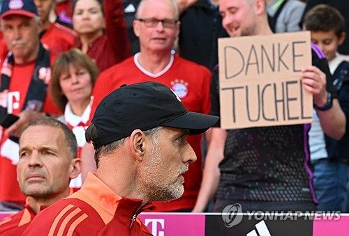 김민재 소속팀인 독일 최고 명문 바이에른 뮌헨이 후임 감독 작업에 연이어 실패하자 토마스 투헬 현 감독의 유임을 고려하는 것으로 알려졌다. 토마스 뮐러, 마누엘 노이어, 해리 케인, 에릭 다이어, 자말 무시알라 등 팀 내 슈퍼스타들이 투헬 연임을 지지하고 있다. 다만 이번 시즌 벤치로 밀린 김민재 입장에선 좋은 뉴스는 아니다. 투헬 감독은 그를 주전으로 쓰다가 후반기부터 김민재 대신 다이어를 활용했다. 지난 1일 레알 마드리드전 직후엔 김민재가 탐욕적인 수비를 했다며 직격탄을 날려 유럽 언론의 화제가 되기도 했다. 연합뉴스