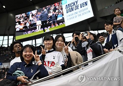 손흥민 소속팀인 잉글리시 프리미어리그 토트넘 홋스퍼가 15일 영국 런던 토트넘 홋스퍼 스타디움에서 열린 2023-2024 프리미어리그 맨체스터 시티와의 홈 경기에서 상대팀 공격수 엘링 홀란에 멀티골을 내주고 0-2로 패했다. 손흥민은 이날 후반 41분 절호의 찬스를 놓쳐 아쉬운 하루가 됐다. 토트넘은 다음 시즌 유럽축구연맹 챔피언스리그 티켓 확보에 실패했다. 맨시티는 프리미어리그 사상 첫 4연패에 바짝 다가섰다. 연합뉴스