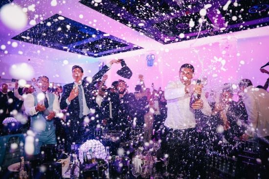 토트넘은 이날 잉글랜드 런던에 있는 토트넘 홋스퍼 스타디움에서 열린 맨시티와의 2023-2024시즌 프리미어리그 34라운드 순연 경기에서 엘링 홀란에게 연속 실점하며 0-2로 패했다.&nbsp;토트넘은 승리에 실패하며 5위(19승 6무 12패 승점·63)에 머물렀고 4위 애스턴 빌라(20승 8무 9패·승점 68) 추격이 실패했다.&nbsp;애스턴 빌라는 4위를 지켜내면서 다음 시즌 UEFA 챔피언스리그 진출을 확정 지었다. 빌라가 가장 최근 챔피언스리그에 진출한 건 지난 1982-1983시즌으로 41년 전이다. 애스턴 빌라