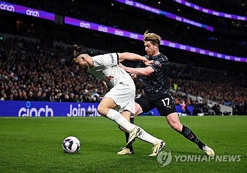 손흥민 소속팀인 잉글리시 프리미어리그 토트넘 홋스퍼가 15일 영국 런던 토트넘 홋스퍼 스타디움에서 열린 2023-2024 프리미어리그 맨체스터 시티와의 홈 경기에서 상대팀 공격수 엘링 홀란에 멀티골을 내주고 0-2로 패했다. 손흥민은 이날 후반 41분 절호의 찬스를 놓쳐 아쉬운 하루가 됐다. 토트넘은 다음 시즌 유럽축구연맹 챔피언스리그 티켓 확보에 실패했다. 맨시티는 프리미어리그 사상 첫 4연패에 바짝 다가섰다. 연합뉴스