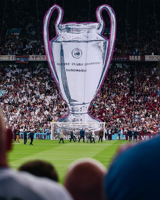 토트넘은 이날 잉글랜드 런던에 있는 토트넘 홋스퍼 스타디움에서 열린 맨시티와의 2023-2024시즌 프리미어리그 34라운드 순연 경기에서 엘링 홀란에게 연속 실점하며 0-2로 패했다.&nbsp;토트넘은 승리에 실패하며 5위(19승 6무 12패 승점·63)에 머물렀고 4위 애스턴 빌라(20승 8무 9패·승점 68) 추격이 실패했다.&nbsp;애스턴 빌라는 4위를 지켜내면서 다음 시즌 UEFA 챔피언스리그 진출을 확정 지었다. 빌라가 가장 최근 챔피언스리그에 진출한 건 지난 1982-1983시즌으로 41년 전이다. 애스턴 빌라