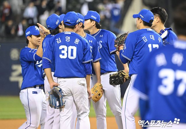 1일 오후 서울 송파구 잠실야구장에서 열린 2024 신한 SOL Bank KBO리그 삼성 라이온즈와 두산 베어스의 경기, 삼성이 선발 이호성의 호투와 맥키넌 이성규의 활약에 힘입어 두산에 9-2 승리를 거뒀다. 이날 경기에서 승리한 삼성 선수들이 기뻐하고 있다. 엑스포츠뉴스 DB