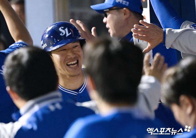1일 오후 서울 송파구 잠실야구장에서 열린 2024 신한 SOL Bank KBO리그 삼성 라이온즈와 두산 베어스의 경기, 7회초 2사 1,2루 삼성 이성규가 스리런 홈런을 날린 후 더그아웃에서 축하를 받고 있다. 엑스포츠뉴스 DB