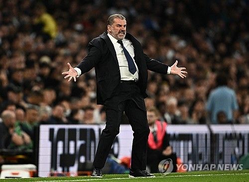 일부 토트넘 팬들이 지난 15일(한국시간) 잉글랜드 런던에 있는 토트넘 홋스퍼 스타디움에서 열린 맨체스터 시티와의 2023-2024시즌 프리미어리그 34라운드 순연 경기에서 0-2로 패한 뒤, 손흥민과 크리스티안 로메로 등 주장단의 태도에 분노하고 있다. 이 경기에서 토트넘은 후반 6분과 후반 추가시간 46분 엘링 홀란에게 연속 실점하면서 0-2로 패했다. 토트넘은 0-1로 뒤지던 후반 40분 손흥민이 결정적인 일대일 기회를 잡았지만, 교체 투입된 스테판 오르테가 골키퍼의 긴 다리에 걸리면서 아쉽게 기회를 놓쳤다. 연합뉴스