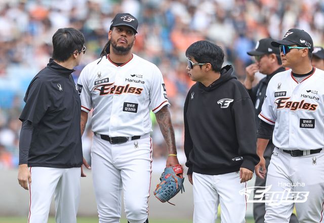 15일 오후 대전 한화생명이글스파크에서 열린 2024 신한 SOL Bank KBO리그 NC 다이노스와 한화 이글스의 경기. NC가 16-1 대승을 거두고 2위를 수성했다. 한화 선발 페냐가 타구에 맞은 뒤 마운드를 내려가고 있다. 한화 이글스