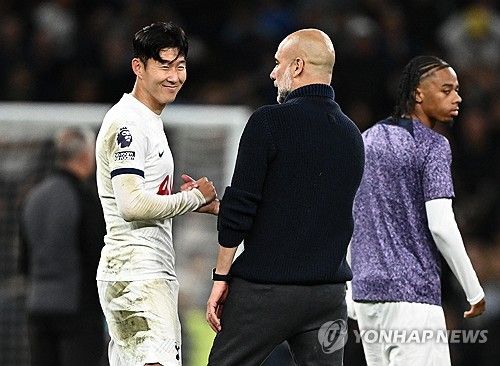 일부 토트넘 팬들이 지난 15일(한국시간) 잉글랜드 런던에 있는 토트넘 홋스퍼 스타디움에서 열린 맨체스터 시티와의 2023-2024시즌 프리미어리그 34라운드 순연 경기에서 0-2로 패한 뒤, 손흥민과 크리스티안 로메로 등 주장단의 태도에 분노하고 있다. 이 경기에서 토트넘은 후반 6분과 후반 추가시간 46분 엘링 홀란에게 연속 실점하면서 0-2로 패했다. 토트넘은 0-1로 뒤지던 후반 40분 손흥민이 결정적인 일대일 기회를 잡았지만, 교체 투입된 스테판 오르테가 골키퍼의 긴 다리에 걸리면서 아쉽게 기회를 놓쳤다. 연합뉴스