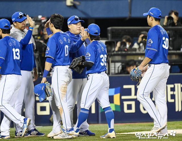 2일 오후 서울 송파구 잠실야구장에서 열린 2024 신한 SOL Bank KBO리그 삼성 라이온즈와 두산 베어스의 경기, 삼성이 두산에 4-2로 승리하며 위닝시리즈를 기록했다. 이날 경기에서 승리한 삼성 박진만 감독이 선수들과 하이파이브를 하고 있다. 엑스포츠뉴스 DB