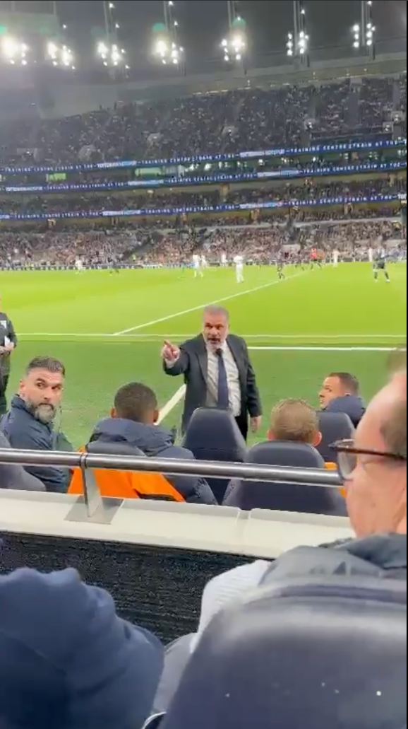 일부 토트넘 팬들이 지난 15일(한국시간) 잉글랜드 런던에 있는 토트넘 홋스퍼 스타디움에서 열린 맨체스터 시티와의 2023-2024시즌 프리미어리그 34라운드 순연 경기에서 0-2로 패한 뒤, 손흥민과 크리스티안 로메로 등 주장단의 태도에 분노하고 있다. 이 경기에서 토트넘은 후반 6분과 후반 추가시간 46분 엘링 홀란에게 연속 실점하면서 0-2로 패했다. 토트넘은 0-1로 뒤지던 후반 40분 손흥민이 결정적인 일대일 기회를 잡았지만, 교체 투입된 스테판 오르테가 골키퍼의 긴 다리에 걸리면서 아쉽게 기회를 놓쳤다. SNS