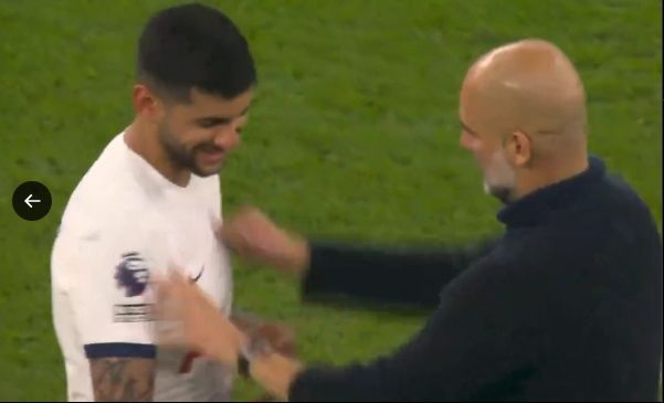 일부 토트넘 팬들이 지난 15일(한국시간) 잉글랜드 런던에 있는 토트넘 홋스퍼 스타디움에서 열린 맨체스터 시티와의 2023-2024시즌 프리미어리그 34라운드 순연 경기에서 0-2로 패한 뒤, 손흥민과 크리스티안 로메로 등 주장단의 태도에 분노하고 있다. 이 경기에서 토트넘은 후반 6분과 후반 추가시간 46분 엘링 홀란에게 연속 실점하면서 0-2로 패했다. 토트넘은 0-1로 뒤지던 후반 40분 손흥민이 결정적인 일대일 기회를 잡았지만, 교체 투입된 스테판 오르테가 골키퍼의 긴 다리에 걸리면서 아쉽게 기회를 놓쳤다. SNS