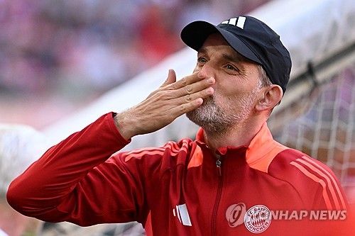 김민재가 뛰는 독일 최고 명문 바이에른 뮌헨이 토마스 투헬 현 감독과 2년 더 동행하는 방안을 검토하는 가운데 투헬 감독이 원하는 선수 명단이 속속 드러나고 있다. 투헬 감독은 과거 첼시에서 뛸 때 눈여겨 봤던 프리미어리그 최고의 공격형 미드필더인 포르투갈 출신 브루누 페르난데스 영입을 원하는 것으로 알려졌다. 여기에 바이엘 레버쿠젠의 올해 분데스리가 우승 멤버인 요나탄 타가 수비 보강책으로 꼽힌다. 타가 올 경우 김민재 혹은 다요 우파메카노의 이적이 불가피한 상황이다. 독일 언론은 뮌헨이 김민재를 방출 우선 순위에 올려놨다는 보도까지 이미 내놨다. 연합뉴스