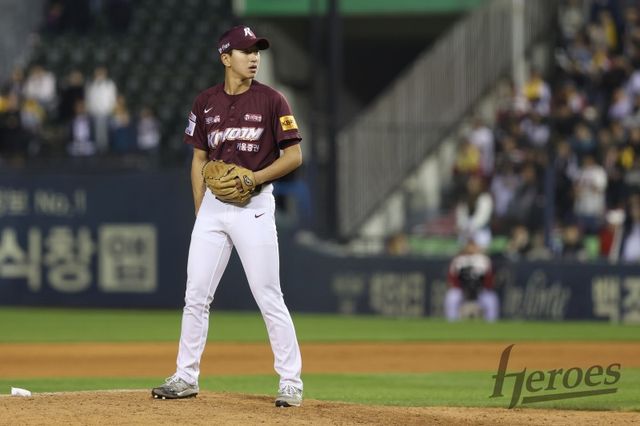 16일 오후 서울 잠실야구장에서 열린 2024 신한 SOL Bank KBO리그 키움 히어로즈와 LG 트윈스의 경기, 키움 주승우가 투구를 하고 있다. 키움 히어로즈