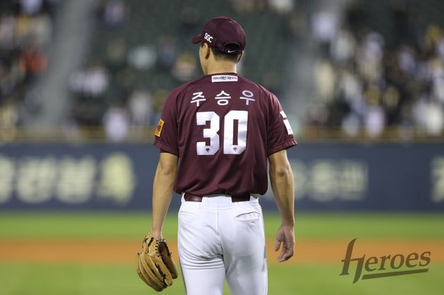 16일 오후 서울 잠실야구장에서 열린 2024 신한 SOL Bank KBO리그 키움 히어로즈와 LG 트윈스의 경기, 키움 주승우가 플레이를 보고 있다. 키움 히어로즈