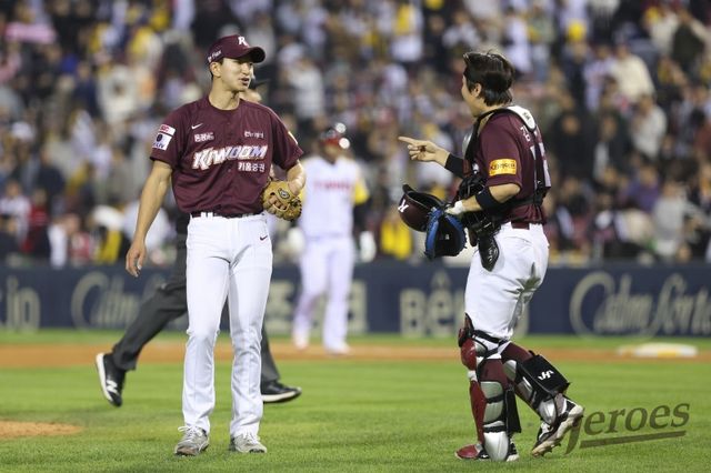 16일 오후 서울 잠실야구장에서 열린 2024 신한 SOL Bank KBO리그 키움 히어로즈와 LG 트윈스의 경기, 키움 주승우가 승리 후 포수 김재현과 대화를 나누고 있다. 키움 히어로즈