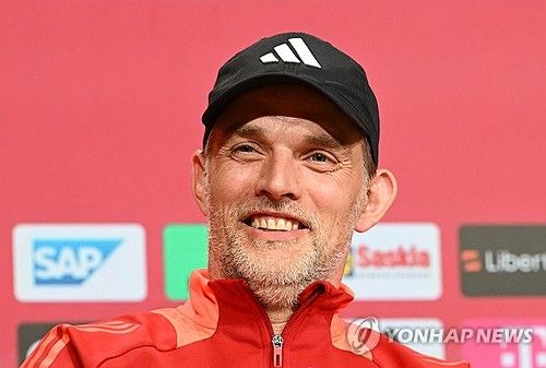 김민재가 뛰는 독일 최고 명문 바이에른 뮌헨이 토마스 투헬 현 감독과 2년 더 동행하는 방안을 검토하는 가운데 투헬 감독이 원하는 선수 명단이 속속 드러나고 있다. 투헬 감독은 과거 첼시에서 뛸 때 눈여겨 봤던 프리미어리그 최고의 공격형 미드필더인 포르투갈 출신 브루누 페르난데스(사진) 영입을 원하는 것으로 알려졌다. 여기에 바이엘 레버쿠젠의 올해 분데스리가 우승 멤버인 요나탄 타가 수비 보강책으로 꼽힌다. 타가 올 경우 김민재 혹은 다요 우파메카노의 이적이 불가피한 상황이다. 독일 언론은 뮌헨이 김민재를 방출 우선 순위에 올려놨다는 보도까지 이미 내놨다. 연합뉴스