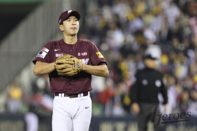 16일 오후 서울 잠실야구장에서 열린 2024 신한 SOL Bank KBO리그 키움 히어로즈와 LG 트윈스의 경기, 키움 주승우가 투구 전 숨을 고르고 있다. 키움 히어로즈