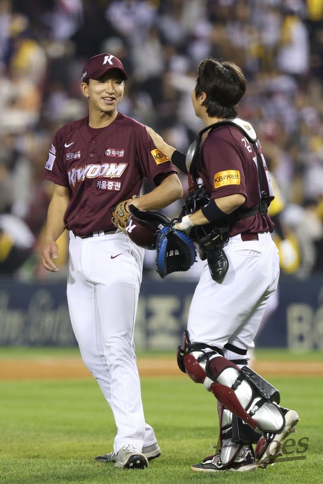 16일 오후 서울 잠실야구장에서 열린 2024 신한 SOL Bank KBO리그 키움 히어로즈와 LG 트윈스의 경기, 키움 주승우가 승리 후 포수 김재현과 대화를 나누고 있다. 키움 히어로즈