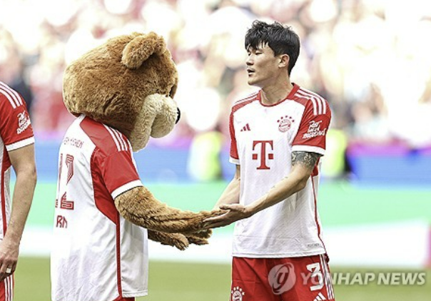 김민재가 뛰는 독일 최고 명문 바이에른 뮌헨이 토마스 투헬 현 감독과 2년 더 동행하는 방안을 검토하는 가운데 투헬 감독이 원하는 선수 명단이 속속 드러나고 있다. 투헬 감독은 과거 첼시에서 뛸 때 눈여겨 봤던 프리미어리그 최고의 공격형 미드필더인 포르투갈 출신 브루누 페르난데스 영입을 원하는 것으로 알려졌다. 여기에 바이엘 레버쿠젠의 올해 분데스리가 우승 멤버인 요나탄 타가 수비 보강책으로 꼽힌다. 타가 올 경우 김민재 혹은 다요 우파메카노의 이적이 불가피한 상황이다. 독일 언론은 뮌헨이 김민재를 방출 우선 순위에 올려놨다는 보도까지 이미 내놨다. 연합뉴스