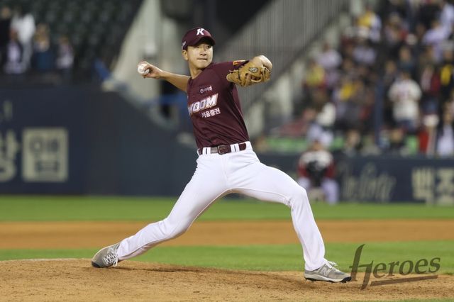16일 오후 서울 잠실야구장에서 열린 2024 신한 SOL Bank KBO리그 키움 히어로즈와 LG 트윈스의 경기, 키움 주승우가 투구를 하고 있다. 키움 히어로즈