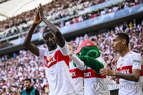 슈투트가르트는 18일 독일 슈투트가르트에 위치한 MHP아레나에서 열린 보루시아 묀헨글라트바흐와의 독일 분데스리가 최종전에서 4 대 0 대승을 거뒀다. 이날 분데스리가 득점 2위 세루 기라시가 2골 1도움을 올리며 맹활약한 가운데 정우영도 후반전 교체로 들어와 1골 1도움을 올리면서 승리에 일조했다. 지난해 여름 슈투트가르트로 이적한 정우영은 주로 교체로 많이 나오면서 출전 시간이 많지 않았지만 최종전에서 1골 1도움을 올리며 유종의 미를 거두는데 성공했다. 연합뉴스