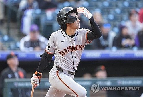 이정후가 시즌 아웃 진단을 받았다. 이정후 소속팀인 미국 메이저리그(MLB) 샌프란시스코 자이언츠 구단은 18일 이정후가 로스앤젤레스에서 닐 엘라트라체 박사를 만났고, 어깨 수술을 권유받았다며 이정후는 몇주 내 왼쪽 어깨 관절와순 봉합 수술을 받으며 2024년엔 그라운드에 서지 않을 전망이라고 밝혔다. 이정후는 지난 13일 신시내티와 홈 경기 1회 수비 도중 상대 타자 제이머 칸델라리오의 홈런성 타구를 쫓아가 공을 잡으려고 점프했으나 포구하지 못한 채 펜스에 강하게 부딪힌 뒤 쓰러졌다.&nbsp;연합뉴스