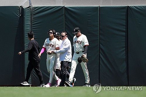 이정후가 시즌 아웃 진단을 받았다. 이정후 소속팀인 미국 메이저리그(MLB) 샌프란시스코 자이언츠 구단은 18일 이정후가 로스앤젤레스에서 닐 엘라트라체 박사를 만났고, 어깨 수술을 권유받았다며 이정후는 몇주 내 왼쪽 어깨 관절와순 봉합 수술을 받으며 2024년엔 그라운드에 서지 않을 전망이라고 밝혔다. 이정후는 지난 13일 신시내티와 홈 경기 1회 수비 도중 상대 타자 제이머 칸델라리오의 홈런성 타구를 쫓아가 공을 잡으려고 점프했으나 포구하지 못한 채 펜스에 강하게 부딪힌 뒤 쓰러졌다.&nbsp;연합뉴스