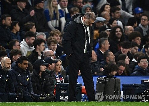 안지 포스테코글루 감독의 분노에는 이유가 있었다. 맨체스터 시티와의 홈 경기에서 0-2로 완패한 뒤 기자회견 도중 울음을 터트릴 듯한 행동을 보일 정도로 분노했던 포스테코글루 감독은 토트넘 홋스퍼 구단과 팬들이 스몰 클럽이나 할 법한 행동들을 보여 실망한 듯하다. 이에 현지에서는 포스테코글루 감독이 토트넘을 떠날 방법을 모색하고 있다는 보도가 나오기도 했다. 사진 연합뉴스