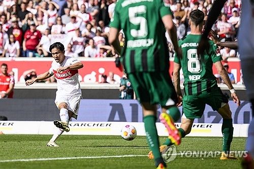 슈투트가르트는 18일 독일 슈투트가르트에 위치한 MHP아레나에서 열린 보루시아 묀헨글라트바흐와의 독일 분데스리가 최종전에서 4 대 0 대승을 거뒀다. 이날 분데스리가 득점 2위 세루 기라시가 2골 1도움을 올리며 맹활약한 가운데 정우영도 후반전 교체로 들어와 1골 1도움을 올리면서 승리에 일조했다. 지난해 여름 슈투트가르트로 이적한 정우영은 주로 교체로 많이 나오면서 출전 시간이 많지 않았지만 최종전에서 1골 1도움을 올리며 유종의 미를 거두는데 성공했다. 연합뉴스