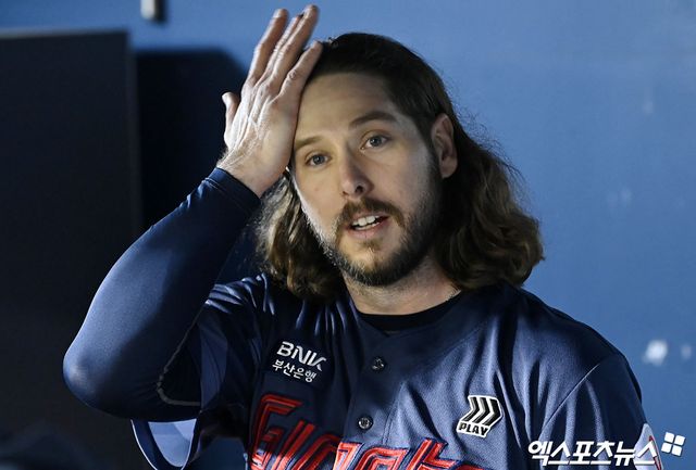 롯데 자이언츠 외국인 투수 애런 윌커슨. 5월 17일 서울 잠실야구장에서 열린 2024 신한 SOL Bank KBO리그 두산 베어스와의 팀 간 4차전에 선발등판, 6.2이닝 무실점 호투로 팀의 연승을 견인했다. 사진 김한준 기자