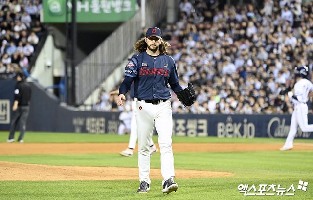 롯데 자이언츠 외국인 투수 애런 윌커슨. 5월 17일 서울 잠실야구장에서 열린 2024 신한 SOL Bank KBO리그 두산 베어스와의 팀 간 4차전에 선발등판, 6.2이닝 무실점 호투로 팀의 연승을 견인했다. 사진 김한준 기자