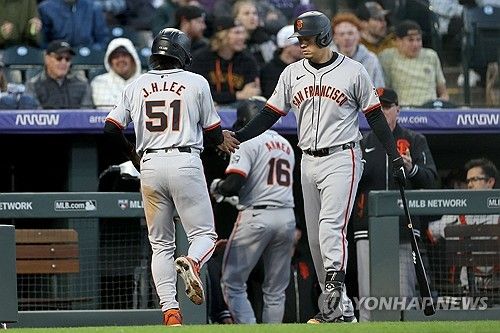 이정후가 시즌 아웃 진단을 받았다. 이정후 소속팀인 미국 메이저리그(MLB) 샌프란시스코 자이언츠 구단은 18일 이정후가 로스앤젤레스에서 닐 엘라트라체 박사를 만났고, 어깨 수술을 권유받았다며 이정후는 몇주 내 왼쪽 어깨 관절와순 봉합 수술을 받으며 2024년엔 그라운드에 서지 않을 전망이라고 밝혔다. 이정후는 지난 13일 신시내티와 홈 경기 1회 수비 도중 상대 타자 제이머 칸델라리오의 홈런성 타구를 쫓아가 공을 잡으려고 점프했으나 포구하지 못한 채 펜스에 강하게 부딪힌 뒤 쓰러졌다.&nbsp;연합뉴스