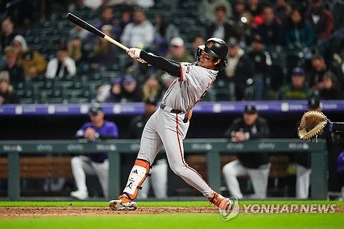 이정후가 시즌 아웃 진단을 받았다. 이정후 소속팀인 미국 메이저리그(MLB) 샌프란시스코 자이언츠 구단은 18일 이정후가 로스앤젤레스에서 닐 엘라트라체 박사를 만났고, 어깨 수술을 권유받았다며 이정후는 몇주 내 왼쪽 어깨 관절와순 봉합 수술을 받으며 2024년엔 그라운드에 서지 않을 전망이라고 밝혔다. 이정후는 지난 13일 신시내티와 홈 경기 1회 수비 도중 상대 타자 제이머 칸델라리오의 홈런성 타구를 쫓아가 공을 잡으려고 점프했으나 포구하지 못한 채 펜스에 강하게 부딪힌 뒤 쓰러졌다.&nbsp;연합뉴스