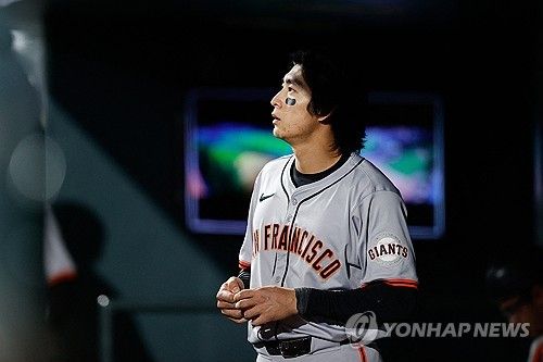 이정후가 시즌 아웃 진단을 받았다. 이정후 소속팀인 미국 메이저리그(MLB) 샌프란시스코 자이언츠 구단은 18일 이정후가 로스앤젤레스에서 닐 엘라트라체 박사를 만났고, 어깨 수술을 권유받았다며 이정후는 몇주 내 왼쪽 어깨 관절와순 봉합 수술을 받으며 2024년엔 그라운드에 서지 않을 전망이라고 밝혔다. 이정후는 지난 13일 신시내티와 홈 경기 1회 수비 도중 상대 타자 제이머 칸델라리오의 홈런성 타구를 쫓아가 공을 잡으려고 점프했으나 포구하지 못한 채 펜스에 강하게 부딪힌 뒤 쓰러졌다.&nbsp;연합뉴스