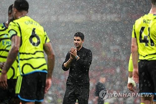 아르테타 감독이 18일(한국시간) 에버턴과의 프리미어리그 최종전 경기 전 기자회견에서 수요일에 있었던 손흥민의 빅찬스 미스에 가족들도 안타까워했다고 비하인드를 전했다.&nbsp;토트넘은 지난 15일 토트넘 홋스퍼 스타디움에서 열린 맨체스터 시티와의 리그 34라운드 순연 경기에서 0-2로 패했다. 0-1로 뒤지던 후반 40분 손흥민이 일대일 기회를 잡았지만, 스테판 오르테가 골키퍼에게 슈팅이 가로 막히면서 패배를 막지 못했다. 맨시티와 우승경쟁을 하던 아스널도 머리를 감싸 쥐었다. 연합뉴스