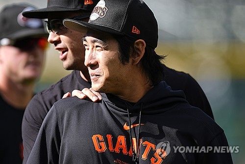 이정후가 시즌 아웃 진단을 받았다. 이정후 소속팀인 미국 메이저리그(MLB) 샌프란시스코 자이언츠 구단은 18일 이정후가 로스앤젤레스에서 닐 엘라트라체 박사를 만났고, 어깨 수술을 권유받았다며 이정후는 몇주 내 왼쪽 어깨 관절와순 봉합 수술을 받으며 2024년엔 그라운드에 서지 않을 전망이라고 밝혔다. 이정후는 지난 13일 신시내티와 홈 경기 1회 수비 도중 상대 타자 제이머 칸델라리오의 홈런성 타구를 쫓아가 공을 잡으려고 점프했으나 포구하지 못한 채 펜스에 강하게 부딪힌 뒤 쓰러졌다.&nbsp;연합뉴스