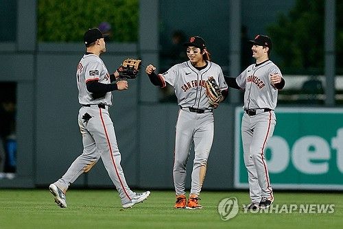 이정후가 시즌 아웃 진단을 받았다. 이정후 소속팀인 미국 메이저리그(MLB) 샌프란시스코 자이언츠 구단은 18일 이정후가 로스앤젤레스에서 닐 엘라트라체 박사를 만났고, 어깨 수술을 권유받았다며 이정후는 몇주 내 왼쪽 어깨 관절와순 봉합 수술을 받으며 2024년엔 그라운드에 서지 않을 전망이라고 밝혔다. 이정후는 지난 13일 신시내티와 홈 경기 1회 수비 도중 상대 타자 제이머 칸델라리오의 홈런성 타구를 쫓아가 공을 잡으려고 점프했으나 포구하지 못한 채 펜스에 강하게 부딪힌 뒤 쓰러졌다.&nbsp;연합뉴스